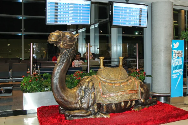 ラクダの彫刻はアブダビの 2014 年 11 月 12 日に国際線ターミナルの出発ゾーンに、アブダビ、アラブ首長国連邦、2014 年 11 月 12 日。 — ストック写真