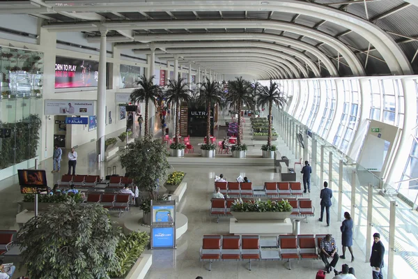 Mumbai, Maharashtra, India - 13 Nov: Veiw naar de wachten hall in Chhatrapati Shivaji International Airport op 13 november 2014 in Mumbai, Maharashtra, India. — Stockfoto