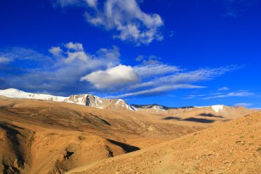 Dağlarda iz Ladakh karlı dorukları gidiyor. Şafak.