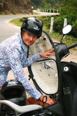 Munnar, Kerala, Hindistan - 08 Ocak 2015: bilinmeyen kadın açtı scooter bagajında Munnar, Hindistan.