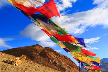 Himalayalar kahverengi dağda Budist bayraklar mevcuttur.