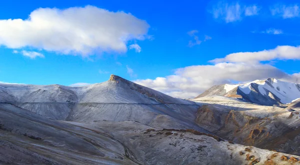 Montanha ranje com céu azul e nuvens em Ladakh, estrada Manali-Leh — Fotografia de Stock