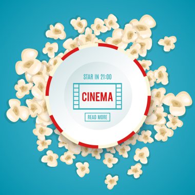 Yığın patlamış mısır film için mavi arka plan üzerinde yatıyor.
