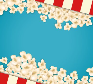 Yığın patlamış mısır film için mavi arka plan üzerinde yatıyor.