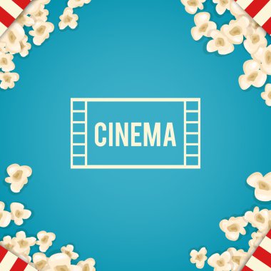 Yığın patlamış mısır film için mavi arka plan üzerinde yatıyor.