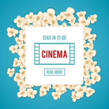 Yığın patlamış mısır film için mavi arka plan üzerinde yatıyor.