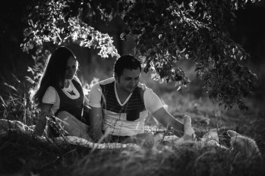 mutlu gülümseyen iki yeşil çimenlerin üzerinde rahatlatıcı. Aile dinleniyor