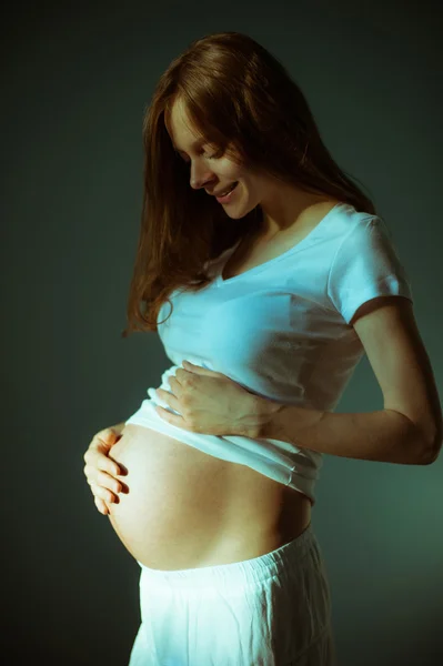 Bild einer schwangeren Frau, die ihren Bauch berührt — Stockfoto