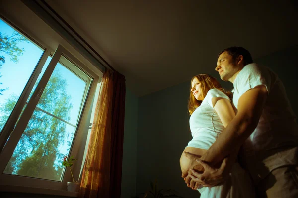 Par väntar barn. glad framtida pappa och hans gravida hustru — Stockfoto