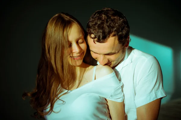 Porträtt av ett älskande par i solljus. vackra man pussar — Stockfoto