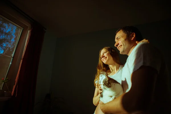 Una pareja esperando un bebé. Feliz futuro papá y su esposa embarazada —  Fotos de Stock