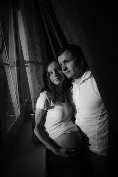 Un couple attend un bébé. Joyeux futur papa et sa femme enceinte — Photo