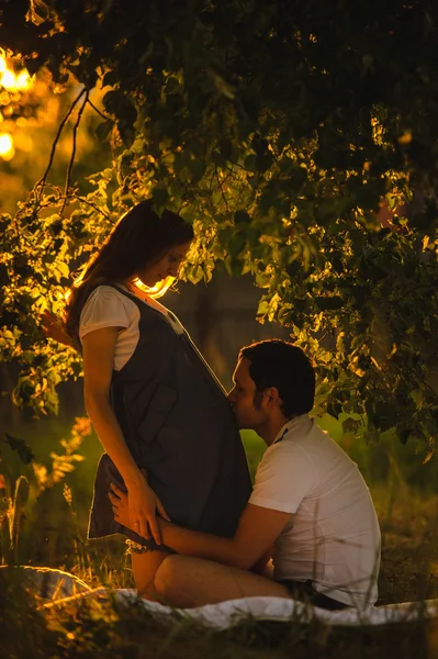 Imagem do futuro pai feliz beijar a barriga de sua esposa grávida — Fotografia de Stock