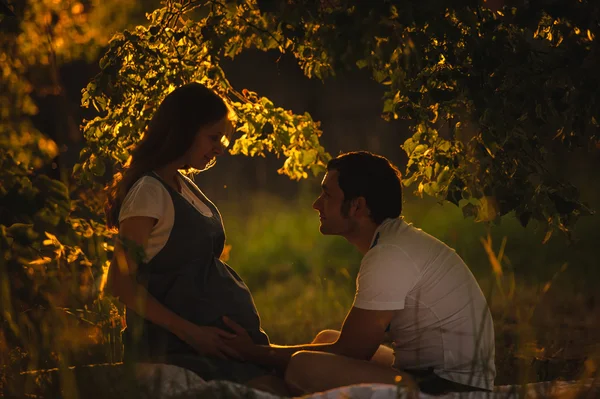 Imagem do futuro pai feliz tocando a barriga de sua esposa grávida — Fotografia de Stock