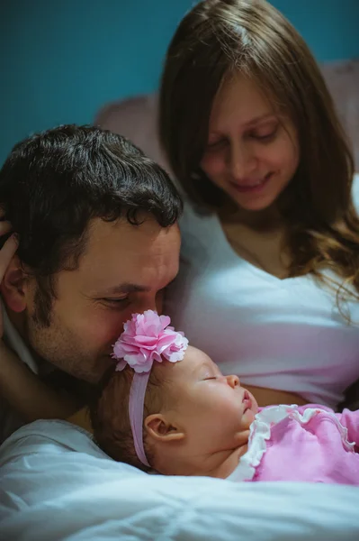 Imagen de la joven familia caucásica en interiores. Padre, madre y linda niña —  Fotos de Stock