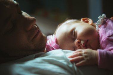 Sevimli küçük kızını kollarını ile genç Baba görüntüsünü