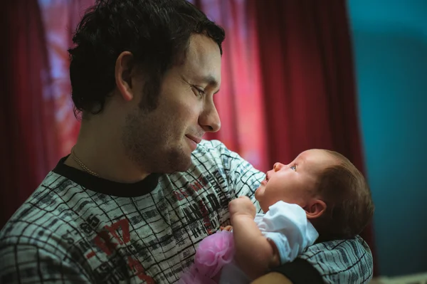Изображение молодого папы с маленькой милой дочкой на руках — стоковое фото