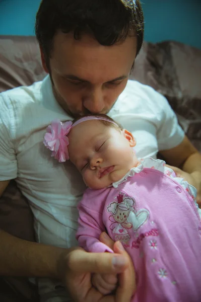 Afbeelding van jonge vader met schattig dochtertje in zijn armen — Stockfoto