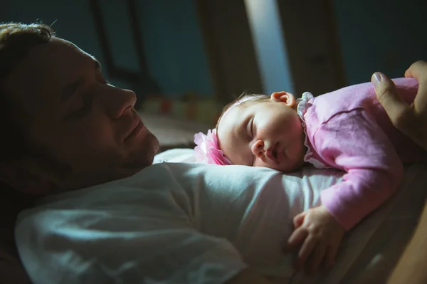 Afbeelding van jonge vader met schattig dochtertje in zijn armen — Stockfoto