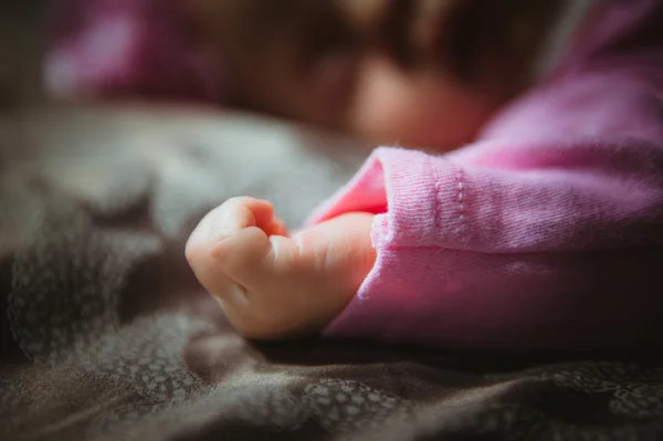 Immagine di graziosa bambina in abito rosa al coperto. Neonato — Foto Stock