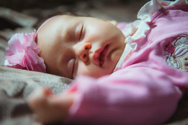 Imagem da menina bonito em terno rosa interior. Bebê recém-nascido — Fotografia de Stock