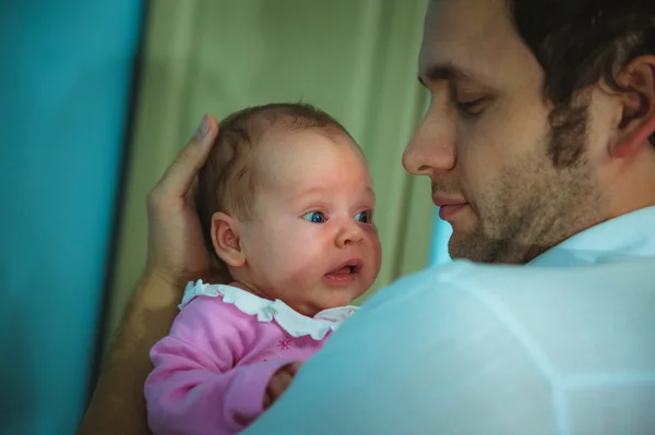 Sevimli küçük kızını kollarını ile genç Baba görüntüsünü — Stok fotoğraf