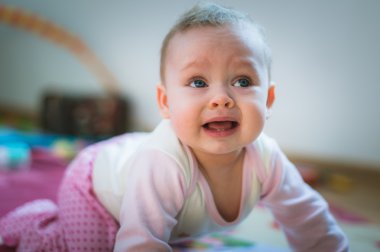 Bebek kız evde dört ayak yere dökülüyor. Ağlıyor