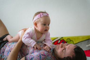 Sevimli küçük kızını kollarını ile genç Baba görüntüsünü