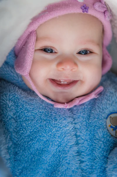 Smiling baby sitting in sledge. Happy infant girl — Stock Photo, Image