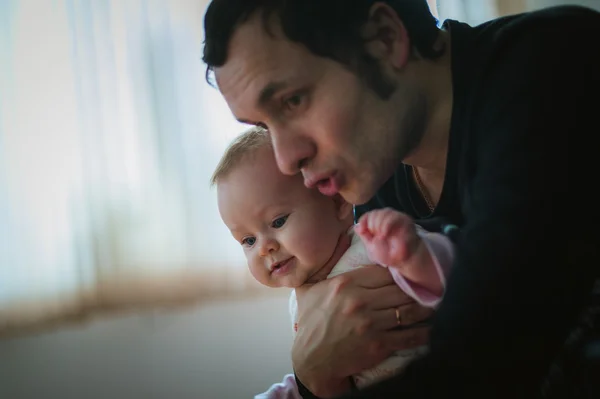 Изображение молодого папы с маленькой милой дочкой на руках — стоковое фото