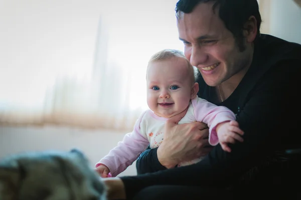 形象的年轻爸爸带着可爱的小女儿，在他的怀里 — 图库照片