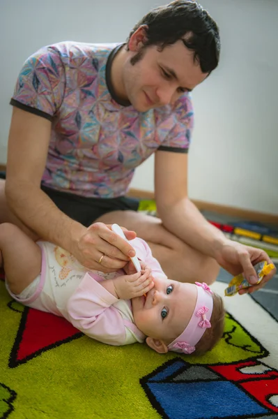 Papa feeds child with spoon — Stock Photo, Image