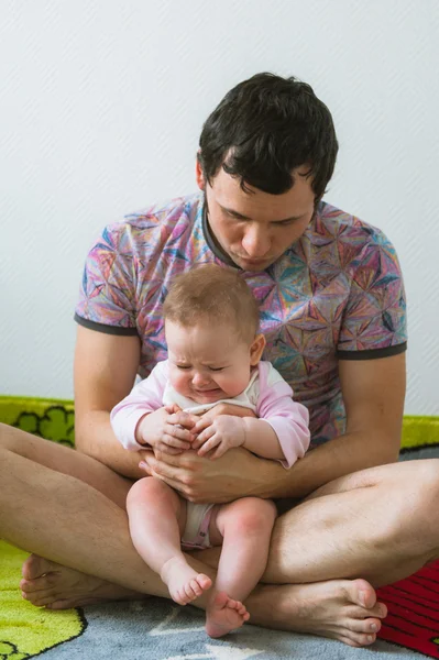 Imagen de papá joven con linda hijita en sus brazos — Foto de Stock