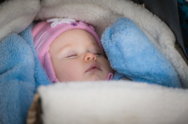 Uyuyan bebek Puseti içinde yalan. Huzurlu bebek kız