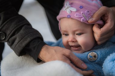 Gülümseyen bebek kızak içinde oturma. Yürüyüş sırasında mutlu bebek kız