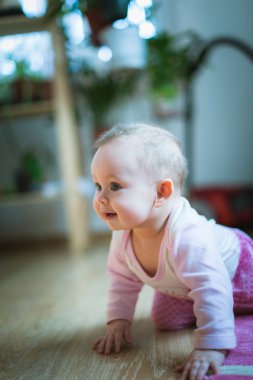 Bebek kız evde dört ayak yere tarar