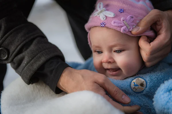 Bambino sorridente seduto in slitta. Felice neonata ragazza mentre Escursionismo — Foto Stock