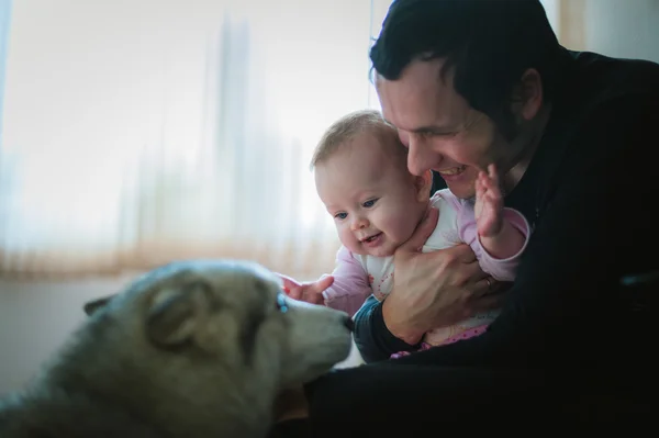 Image of young dad with cute little daughter in his arms — Stock Photo, Image