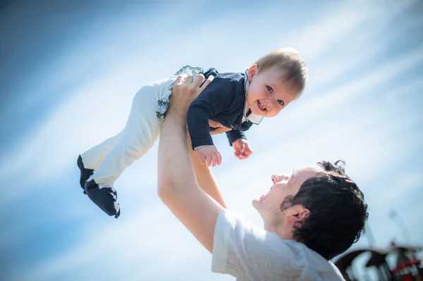 Bild av söta lilla dotter i unga pappor händer — Stockfoto