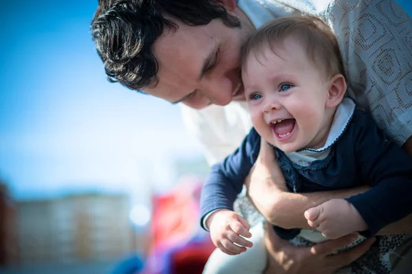 Bild av söta lilla dotter i unga pappor händer — Stockfoto