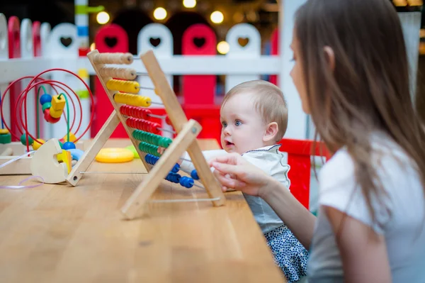 Billede af sød lille baby med mor - Stock-foto