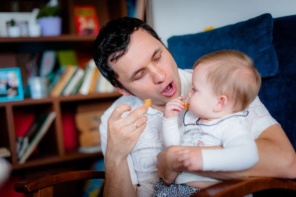 Afbeelding van schattig dochtertje in handen van de jonge vaders — Stockfoto