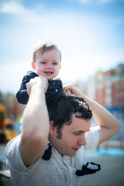 Bild der niedlichen kleinen Tochter in jungen Papas Händen — Stockfoto