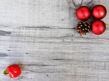 Kırmızı ve yeşil mevsimlik süslemelerle Noel süslemesiyle yapılmış sınır