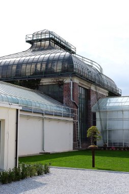 Ksiaz Wielki, Polonya 08 / 19 / 2020 Eski botanik bahçesinde çelik, cam ve tuğladan inşa edilmiş tarihi palmiye evi