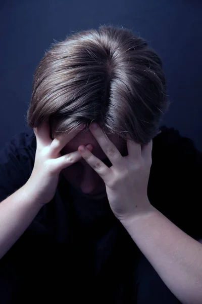 Kapalı bir pozisyonda oturan genç, COVID-19 tecridi sırasında depresyon gibi zihinsel sağlık sorunları yaşıyor