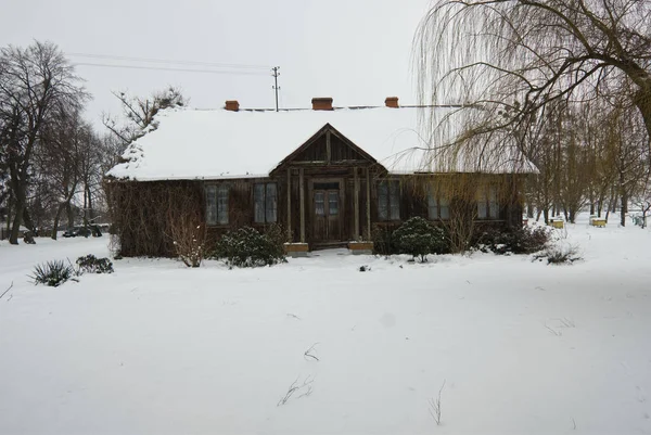 Dratow Polónia Edifício Madeira Velha Uma Reitoria Coberta Neve Inverno — Fotografia de Stock