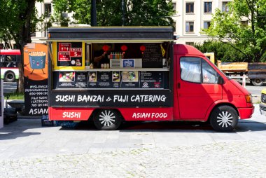 Lublin, Polonya 4 Haziran 2021 'de, pandemik tecrit sonrasında barları ve kafeleri yeniden açtıktan sonra sokak yemekleri festivali sırasında şehir meydanında yemek kamyonu bulundu.