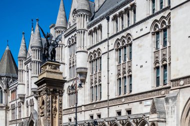 Lonodn, İngiltere 10 Temmuz 2025 Londra 'daki Kraliyet Adalet Divanı ve Temple Bar Anıtı' nda ejderha sembollü.