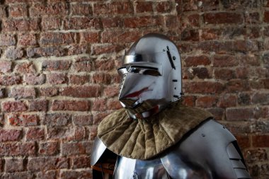 Ortaçağ şövalyeleri kırmızı tuğla duvara karşı zırh ve miğfer